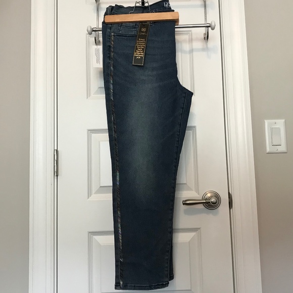 DG2 by Diane Gilman Denim - NWT DG2 5-pocket blue jeans with beaded tuxedo stripe—virtual stretch (16P)